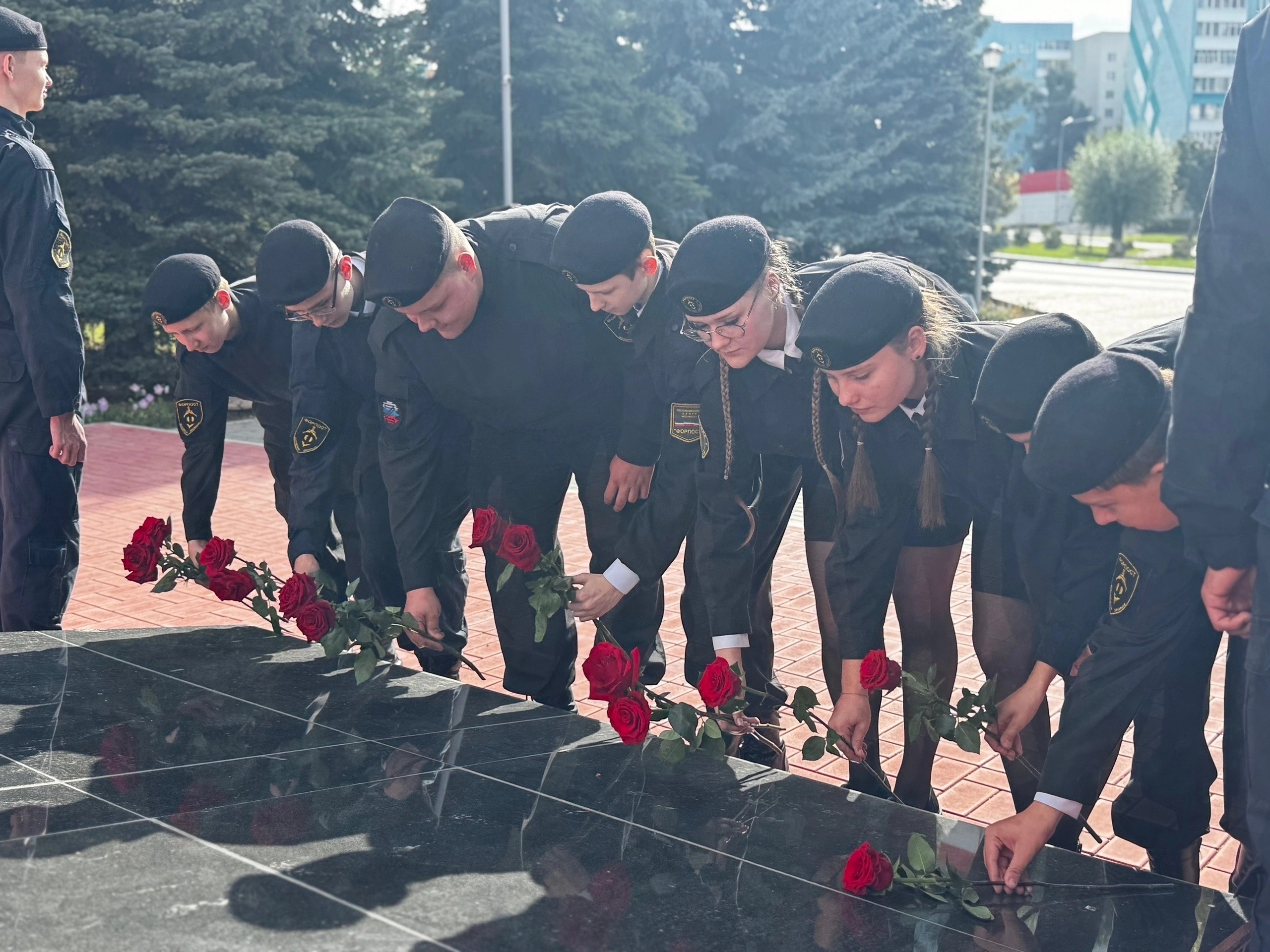 Активисты отряда «Форпост» Камских Полян возложили цветы у мемориала Победы 